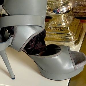 Beautiful Gucci open to Ankle tie shoes.